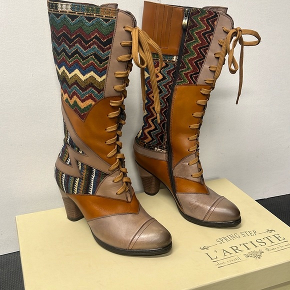 L'ATISTE Shoes - L’Artiste tall boots with retro vibe in shades of brown and orange. Side zip